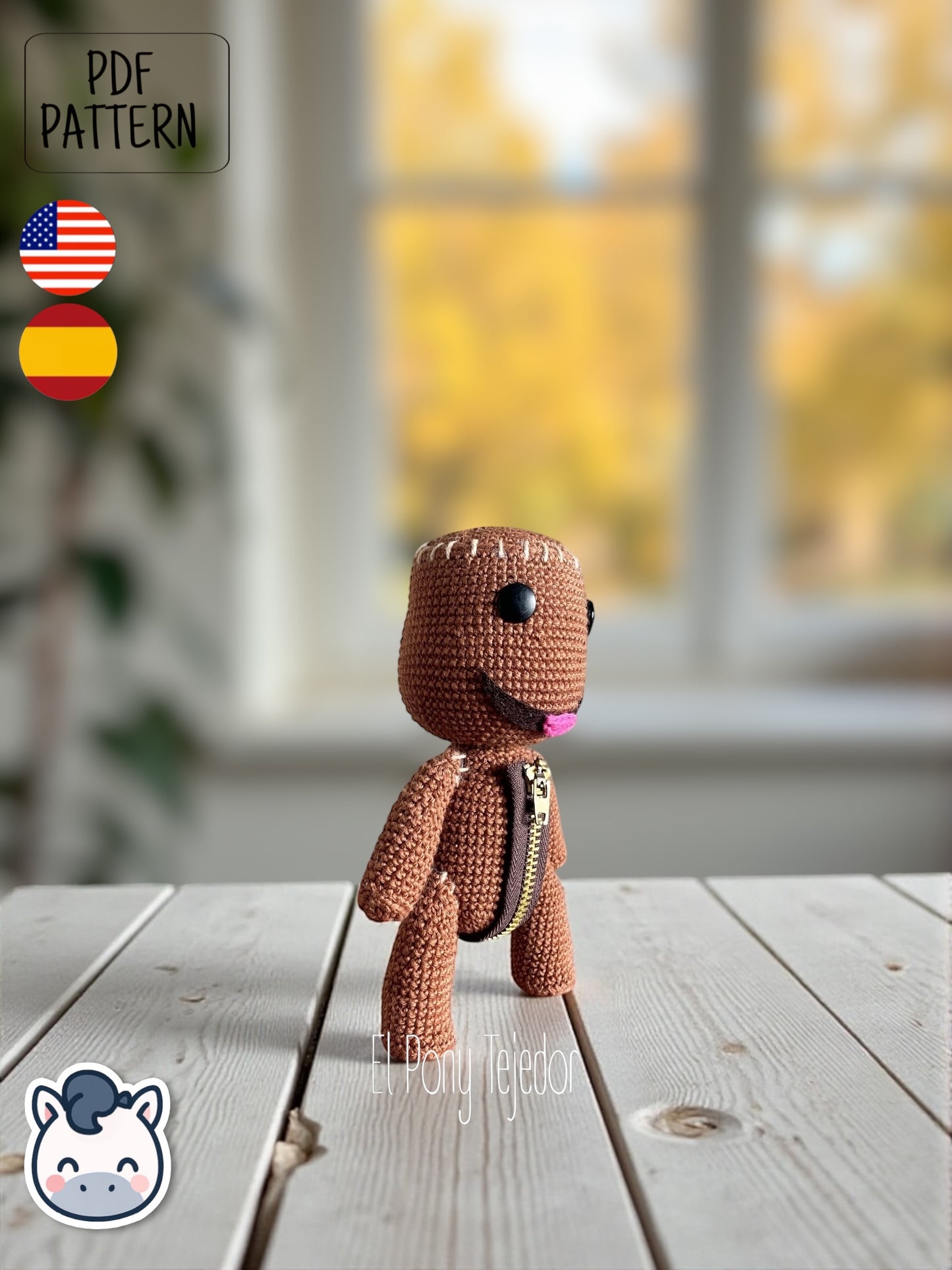 Patrón de ganchillo Amigurumi de Sackboy marrón con detalle de cremallera en el pecho y ojos negros de botón. Sackboy Amigurumi crochet pattern in brown yarn featuring a chest zipper detail and black button eyes.