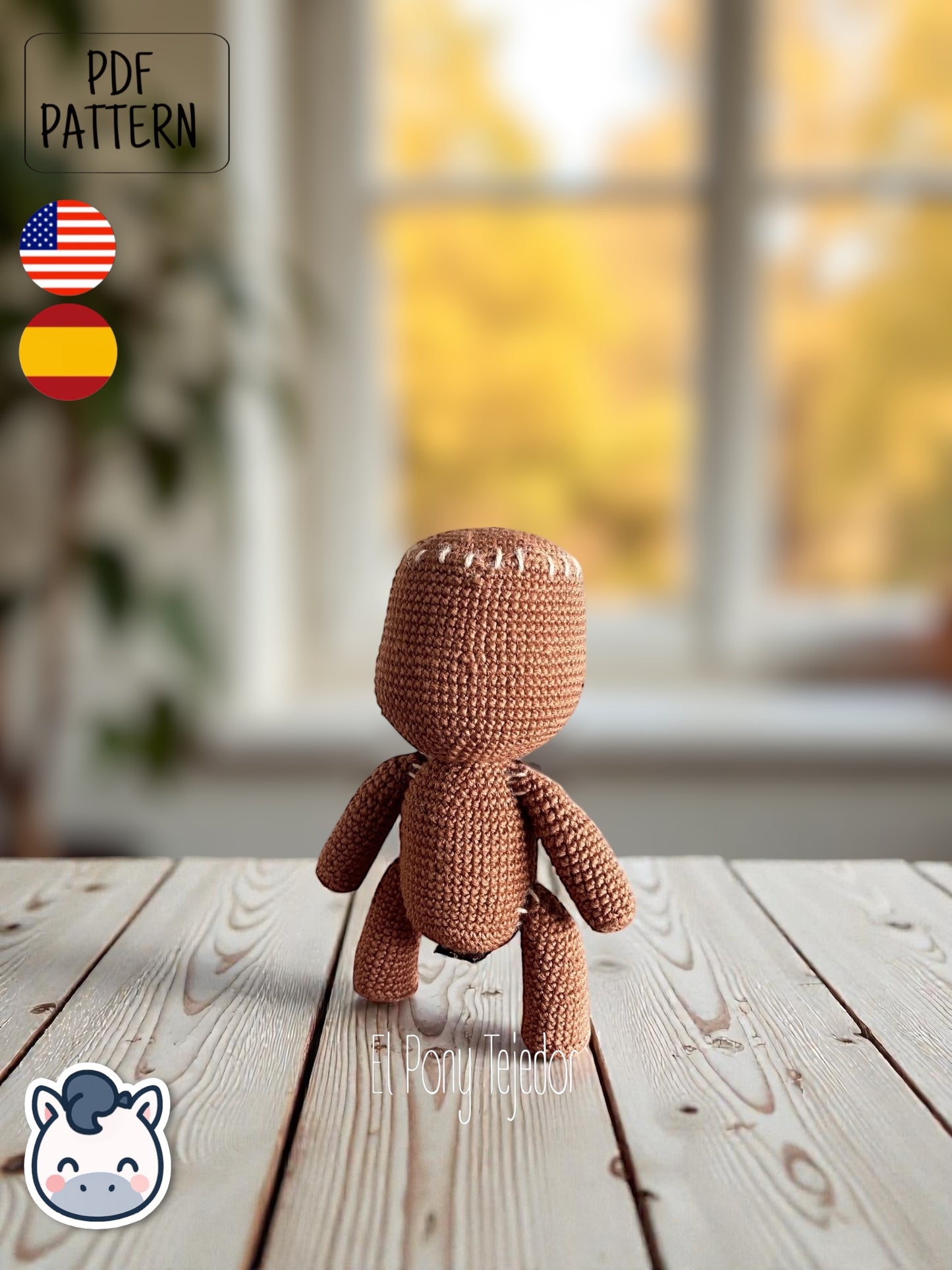 Patrón de ganchillo Amigurumi de Sackboy marrón con detalle de cremallera en el pecho y ojos negros de botón. Sackboy Amigurumi crochet pattern in brown yarn featuring a chest zipper detail and black button eyes.