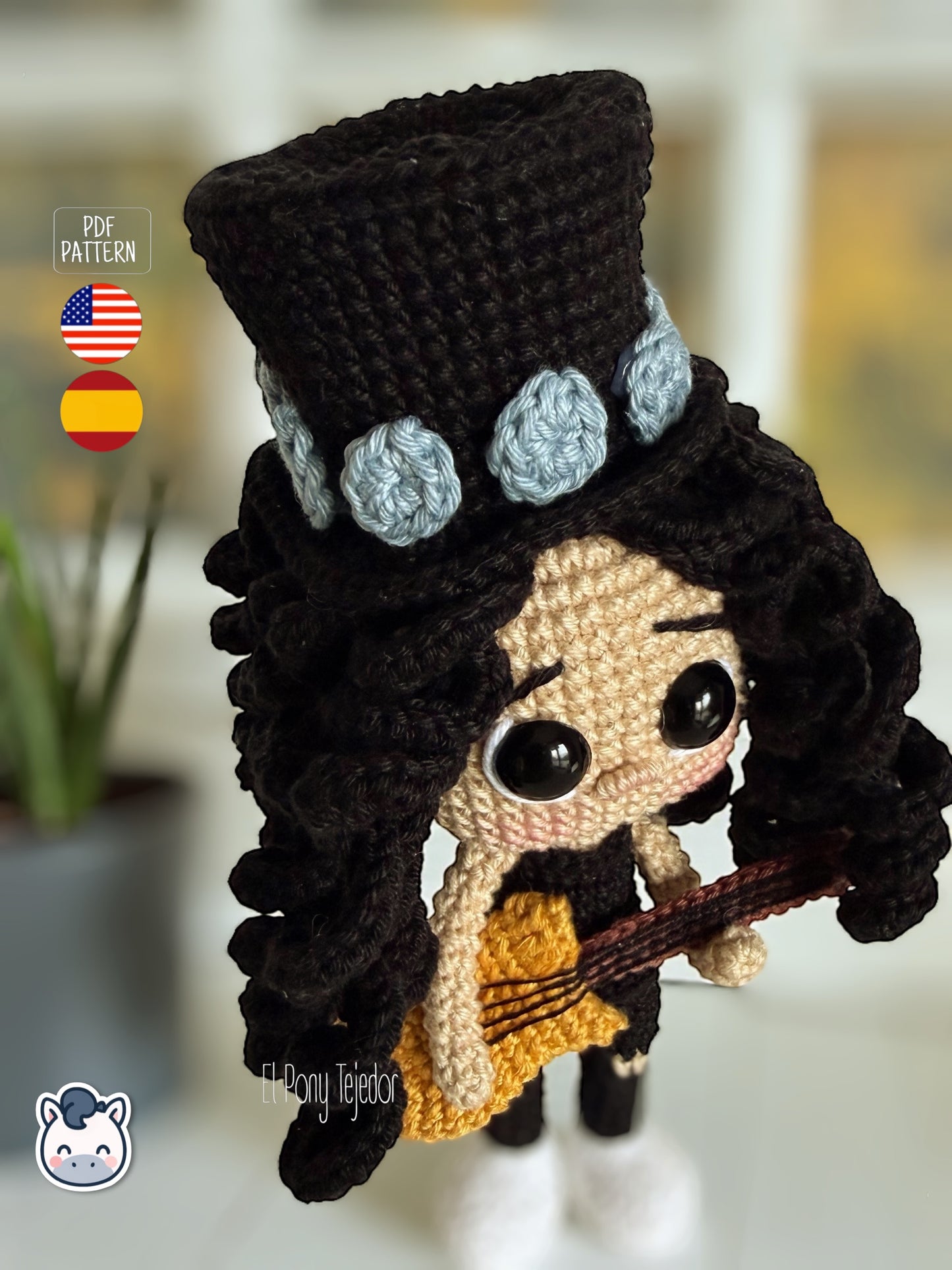 Patrón de ganchillo amigurumi de Slash con sombrero de copa negro, pelo rizado y guitarra amarilla, tejido a mano.
Slash amigurumi crochet pattern with black top hat, curly hair and yellow guitar, handmade design.