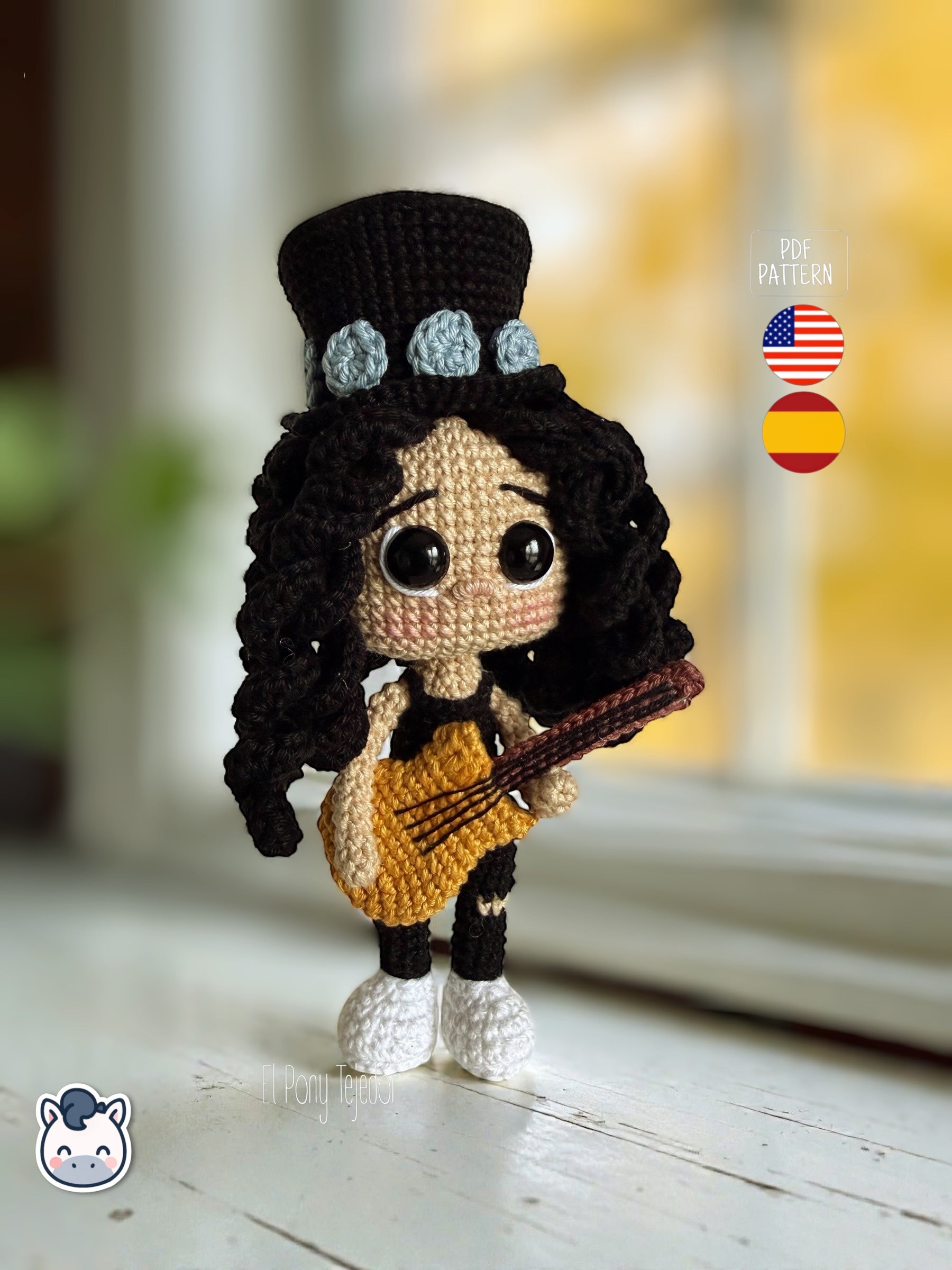 Patrón de ganchillo amigurumi de Slash con sombrero de copa negro, pelo rizado y guitarra amarilla, tejido a mano.
Slash amigurumi crochet pattern with black top hat, curly hair and yellow guitar, handmade design.