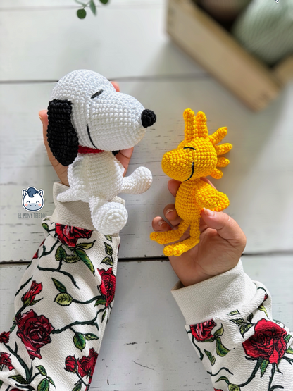 Amigurumi de Snoopy y Woodstock tejidos a ganchillo, inspirados en los clásicos personajes de Peanuts. Patrón PDF paso a paso en español e inglés.