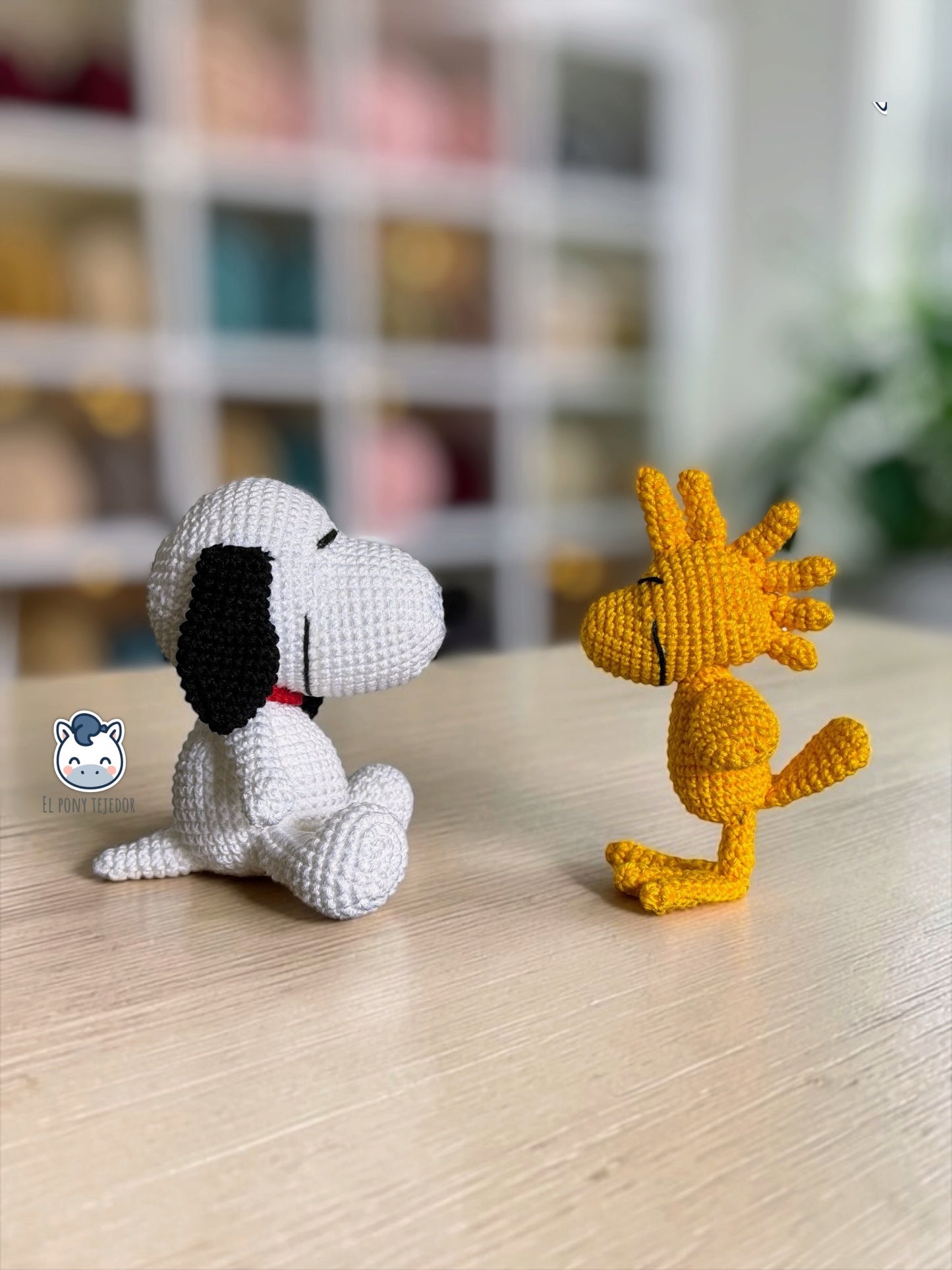 Amigurumi de Snoopy y Woodstock tejidos a ganchillo, inspirados en los clásicos personajes de Peanuts. Patrón PDF paso a paso en español e inglés.