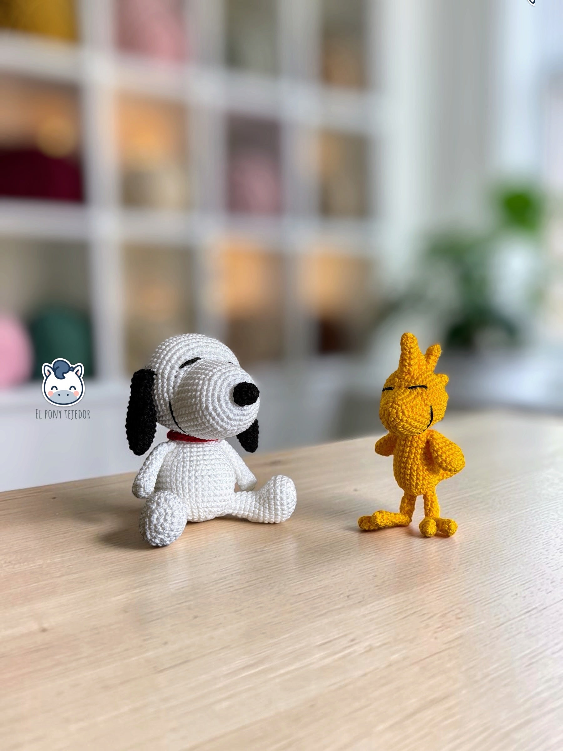 Amigurumi de Snoopy y Woodstock tejidos a ganchillo, inspirados en los clásicos personajes de Peanuts. Patrón PDF paso a paso en español e inglés.