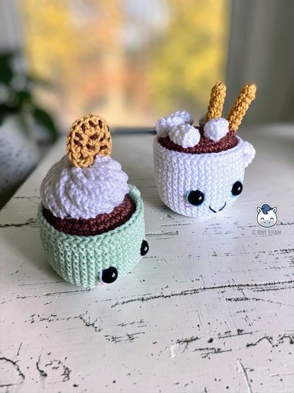 Adorables tazas de chocolate caliente amigurumi con nata, nubes, barquillos y galleta. Patrón PDF de crochet fácil y rápido, perfecto para decorar en Navidad e invierno con estilo kawaii.