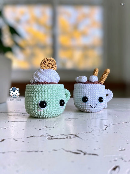 Adorables tazas de chocolate caliente amigurumi con nata, nubes, barquillos y galleta. Patrón PDF de crochet fácil y rápido, perfecto para decorar en Navidad e invierno con estilo kawaii.