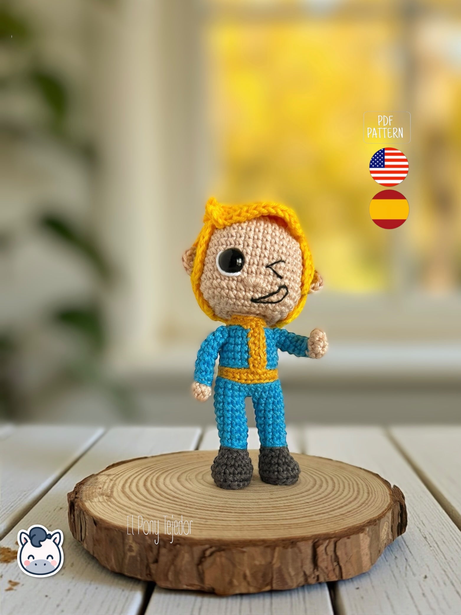 Patrón de ganchillo amigurumi de Vault Boy de Fallout con mono azul y expresión sonriente.
Vault Boy Fallout amigurumi crochet pattern with blue jumpsuit and smiling expression.