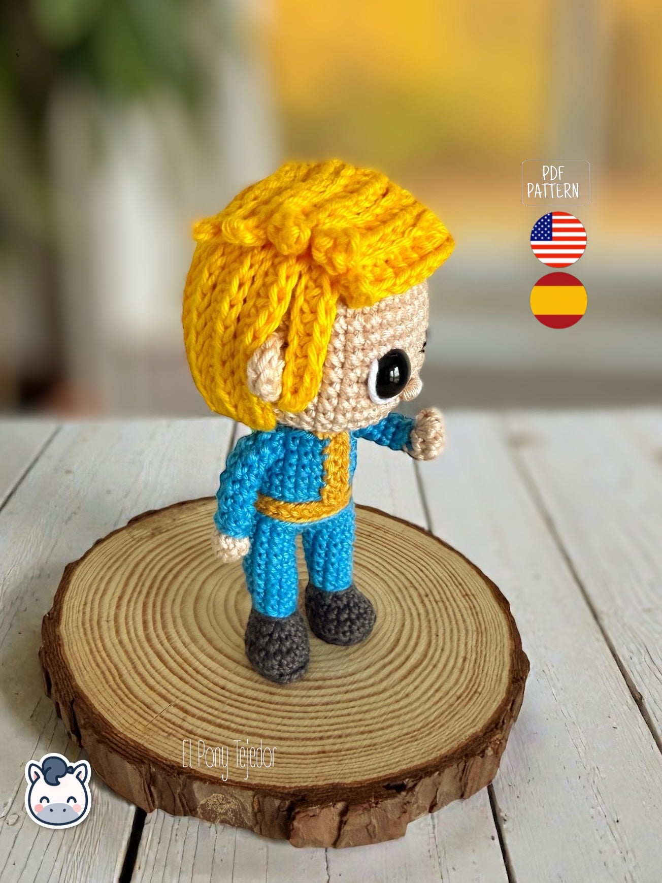 Patrón de ganchillo amigurumi de Vault Boy de Fallout con mono azul y expresión sonriente.
Vault Boy Fallout amigurumi crochet pattern with blue jumpsuit and smiling expression.