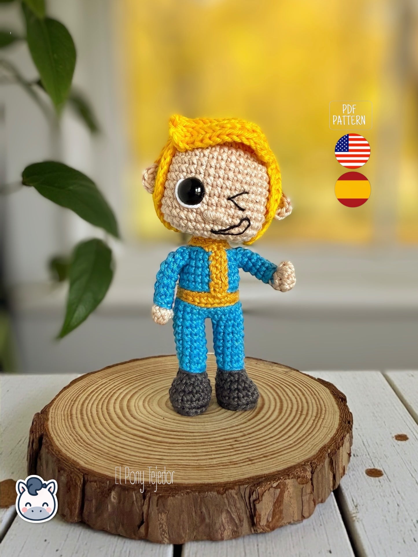 Patrón de ganchillo amigurumi de Vault Boy de Fallout con mono azul y expresión sonriente.
Vault Boy Fallout amigurumi crochet pattern with blue jumpsuit and smiling expression.