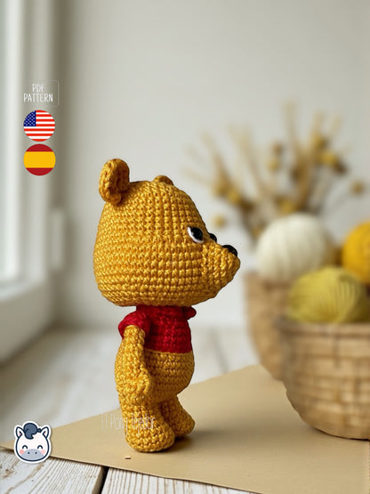 Patrón de ganchillo Amigurumi de Winnie the Pooh con camiseta roja, tejido a mano con hilo de algodón, diseño clásico y estilo kawaii.