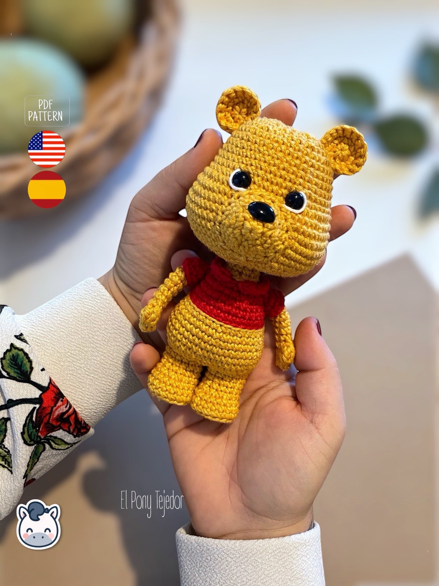 Patrón de ganchillo Amigurumi de Winnie the Pooh con camiseta roja, tejido a mano con hilo de algodón, diseño clásico y estilo kawaii.