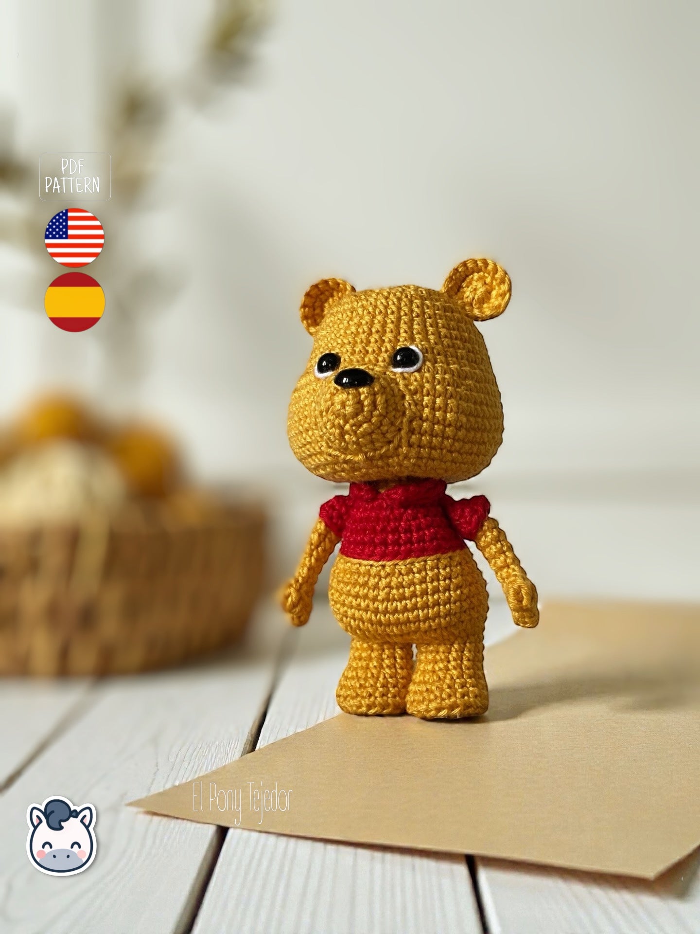 Patrón de ganchillo Amigurumi de Winnie the Pooh con camiseta roja, tejido a mano con hilo de algodón, diseño clásico y estilo kawaii.