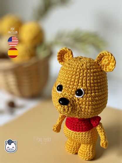 Patrón de ganchillo Amigurumi de Winnie the Pooh con camiseta roja, tejido a mano con hilo de algodón, diseño clásico y estilo kawaii.