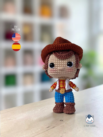 Handmade Woody amigurumi inspired by Toy Story, a cute and geeky crochet pattern PDF for Disney Pixar fans and Funko-style plush lovers. Amigurumi de Woody hecho a mano inspirado en Toy Story, un patrón de crochet adorable y geek en PDF para fans de Disney Pixar y amantes de los muñecos estilo Funko.