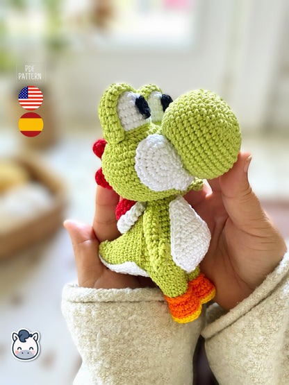 Handmade Yoshi amigurumi inspired by Nintendo and Super Mario, cute green dinosaur crochet pattern PDF for gamer fans and kawaii amigurumi lovers | Amigurumi de Yoshi hecho a mano inspirado en Nintendo y Super Mario, patrón de crochet de dinosaurio verde kawaii para fans del mundo gamer