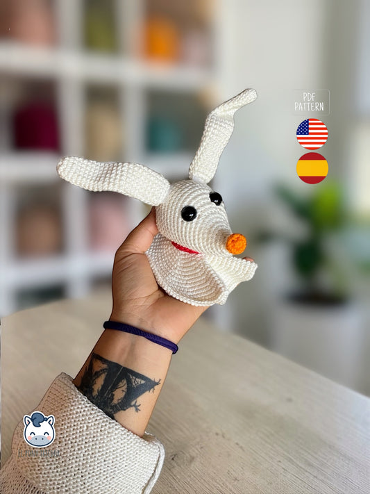 Amigurumi de Zero inspirado en Pesadilla antes de Navidad, un patrón de ganchillo adorable ideal para decoración de Halloween y fans del cine fantástico.