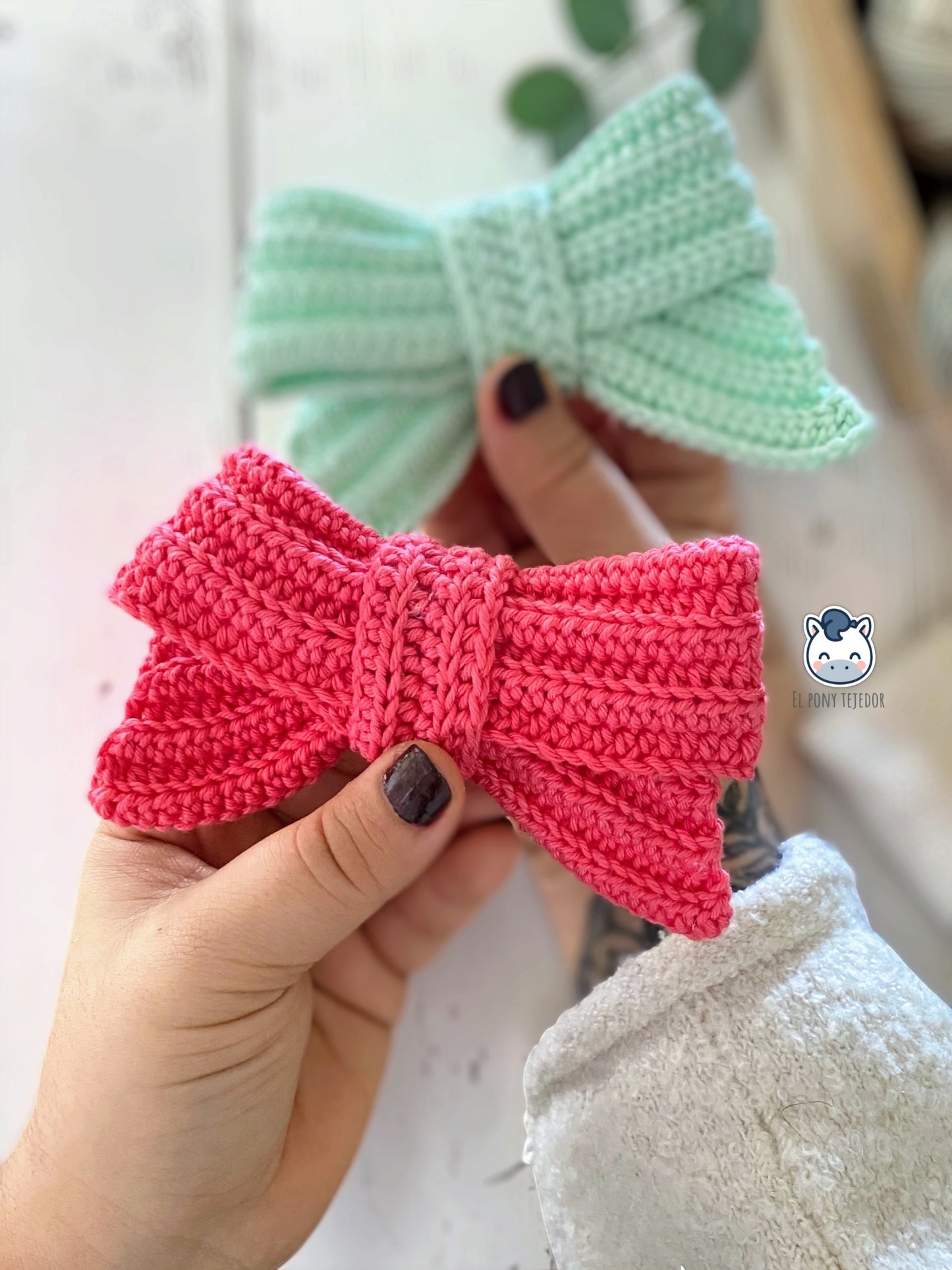 Patrón de lazos de crochet para amigurumi en PDF con instrucciones paso a paso para crear lazos decorativos para muñecos, peluches y proyectos de ganchillo kawaii.