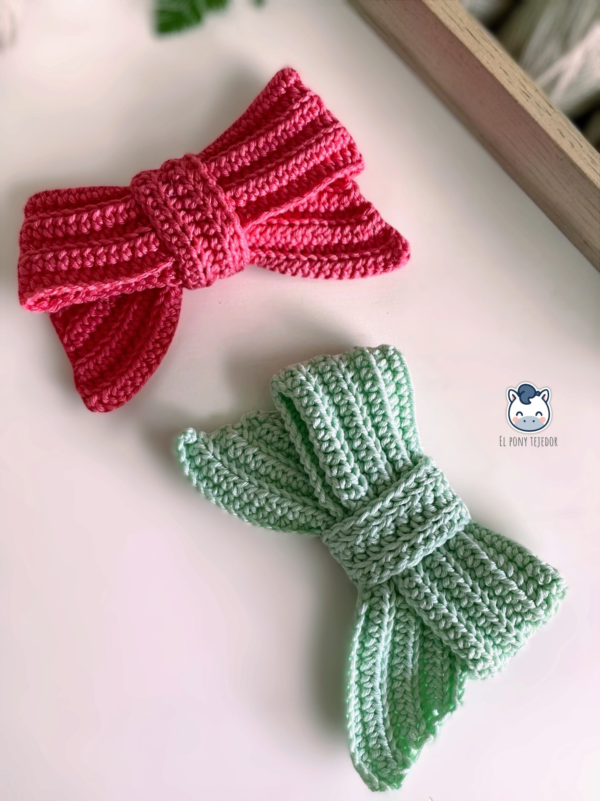 Patrón de lazos de crochet para amigurumi en PDF con instrucciones paso a paso para crear lazos decorativos para muñecos, peluches y proyectos de ganchillo kawaii.