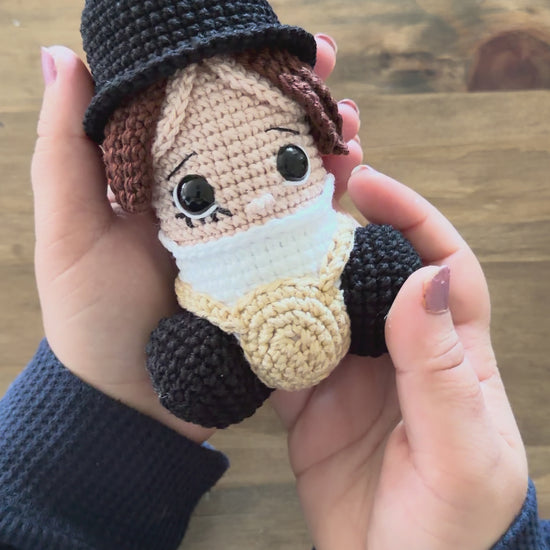 Muñeco amigurumi de Pene hecho a mano a crochet, inspirado en el personaje de La Naranja Mecánica. Peluche artesanal tejido con hilo de algodón, con sombrero negro y detalles característicos de la película. Ideal para coleccionistas de cine, decoración geek y amantes de las películas de culto.