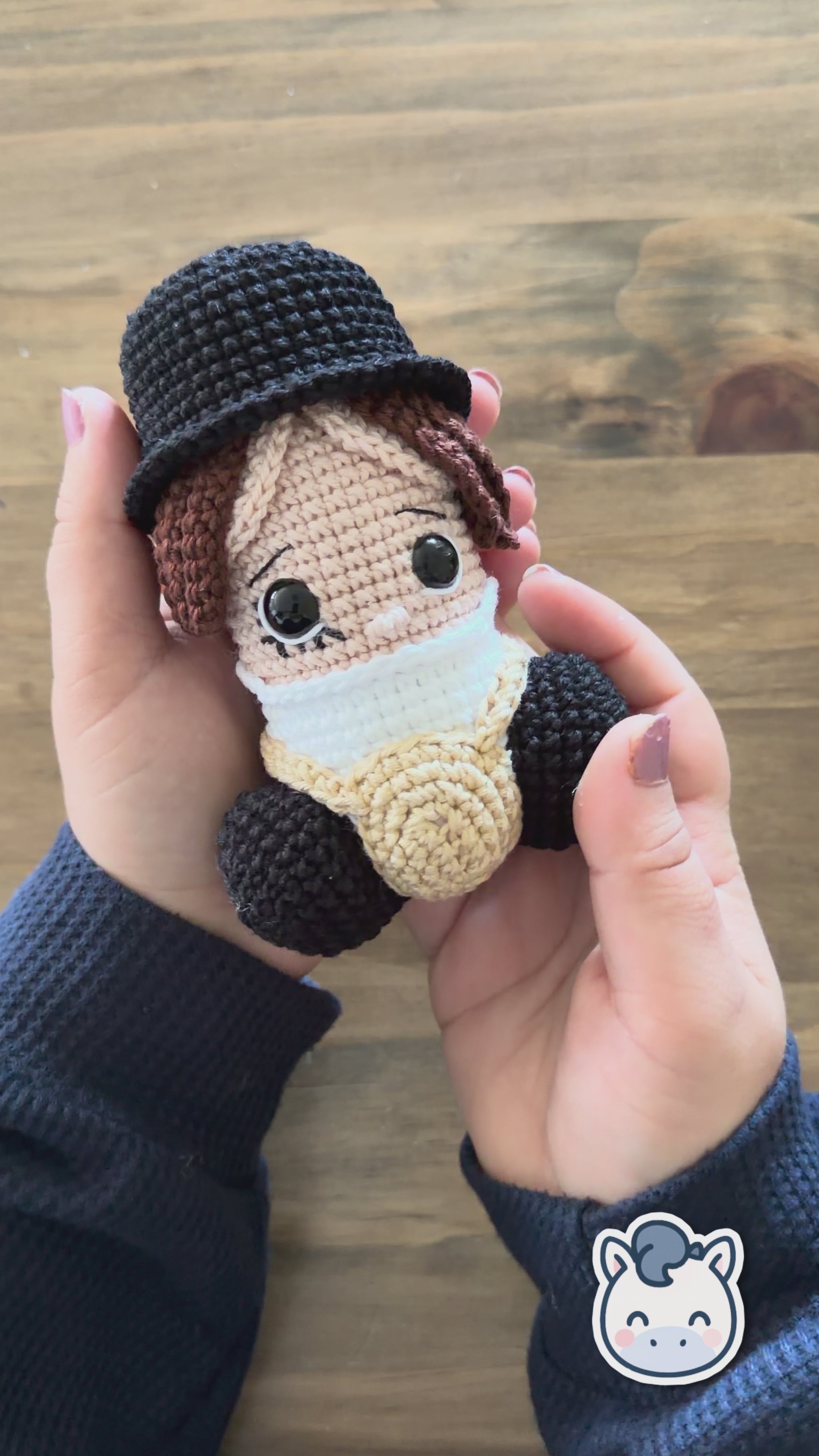 Muñeco amigurumi de Pene hecho a mano a crochet, inspirado en el personaje de La Naranja Mecánica. Peluche artesanal tejido con hilo de algodón, con sombrero negro y detalles característicos de la película. Ideal para coleccionistas de cine, decoración geek y amantes de las películas de culto.