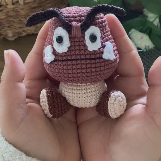 Amigurumi Goomba inspirado en Super Mario Bros, tejido a mano en ganchillo, un patrón PDF perfecto para fans de Nintendo y los videojuegos retro.