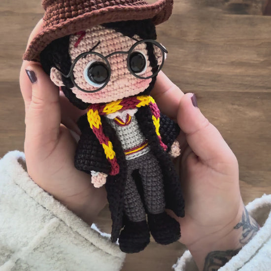 Handmade Harry Potter amigurumi featuring school uniform with Sorting Hat and Quidditch version with broom, crochet pattern PDF for Harry Potter fans / Amigurumi de Harry Potter con uniforme de colegio y sombrero seleccionador y versión de Quidditch con escoba, patrón de ganchillo en PDF para fans de Harry Potter