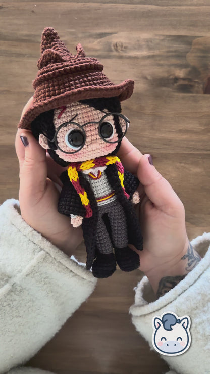 Handmade Harry Potter amigurumi featuring school uniform with Sorting Hat and Quidditch version with broom, crochet pattern PDF for Harry Potter fans / Amigurumi de Harry Potter con uniforme de colegio y sombrero seleccionador y versión de Quidditch con escoba, patrón de ganchillo en PDF para fans de Harry Potter