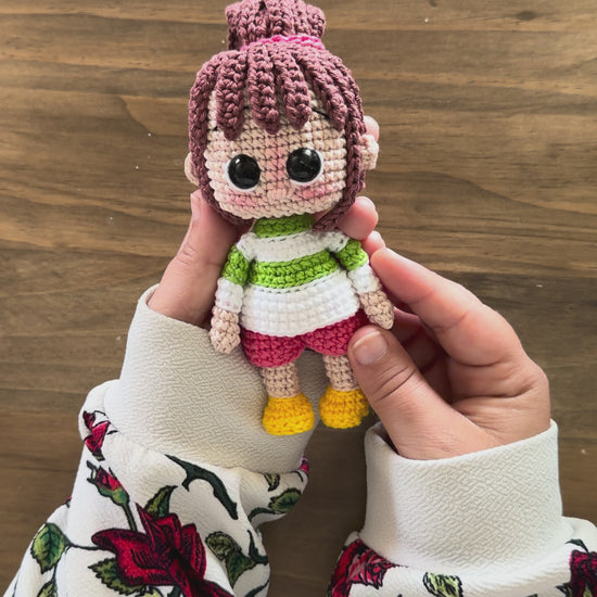 Peluche de Chihiro hecho a mano a crochet, inspirado en El Viaje de Chihiro de Studio Ghibli. Amigurumi tejido con hilo de algodón, ideal para coleccionistas de anime, decoración temática japonesa y regalos geek artesanales.