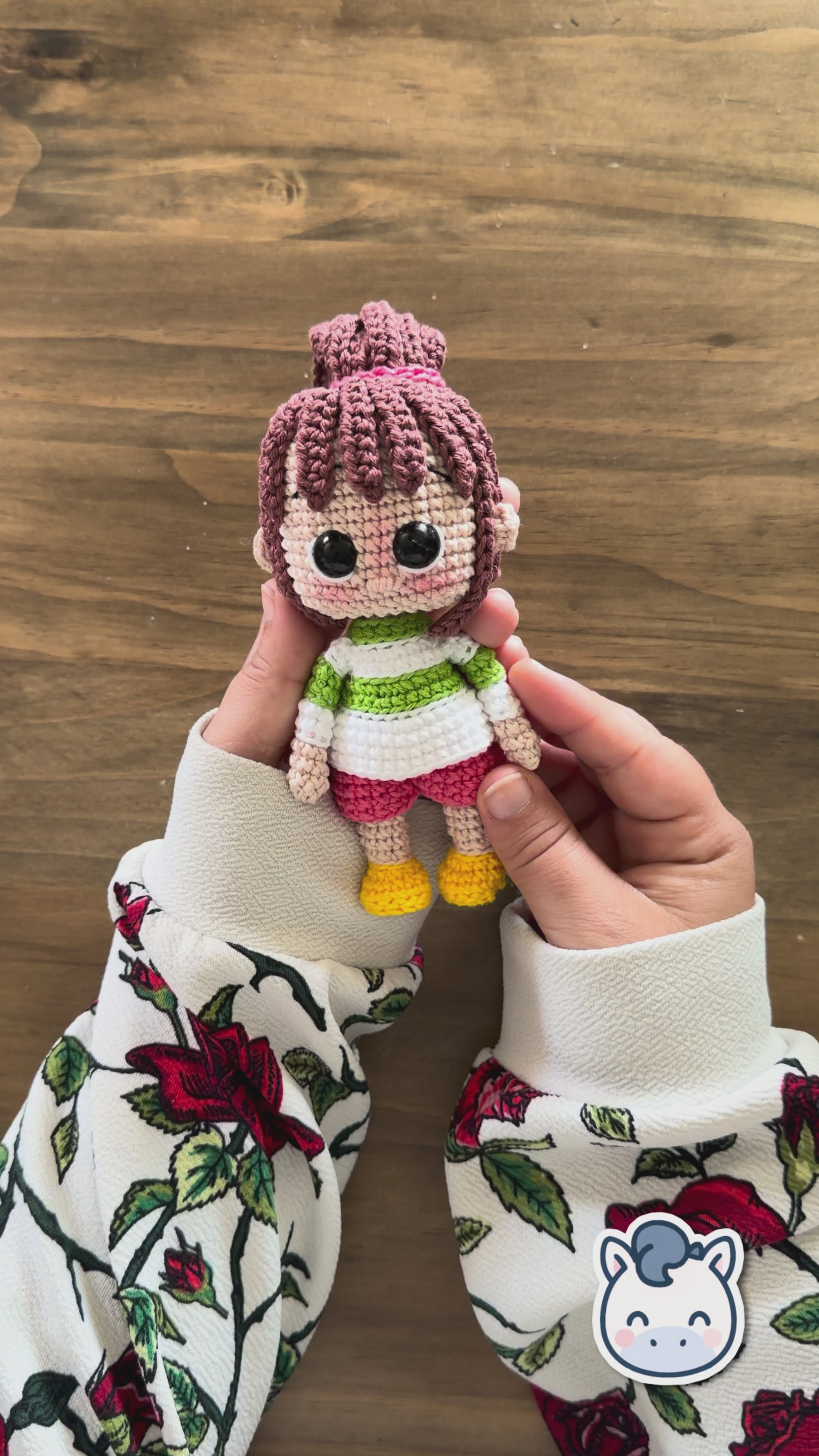 Peluche de Chihiro hecho a mano a crochet, inspirado en El Viaje de Chihiro de Studio Ghibli. Amigurumi tejido con hilo de algodón, ideal para coleccionistas de anime, decoración temática japonesa y regalos geek artesanales.