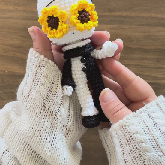 Amigurumi de Art the Clown inspirado en las películas Terrifier, un detallado patrón de crochet en PDF con el icónico payaso de terror, su traje blanco y negro y su girasol.