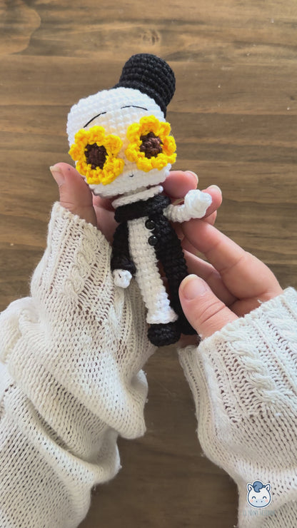 Amigurumi de Art the Clown inspirado en las películas Terrifier, un detallado patrón de crochet en PDF con el icónico payaso de terror, su traje blanco y negro y su girasol.