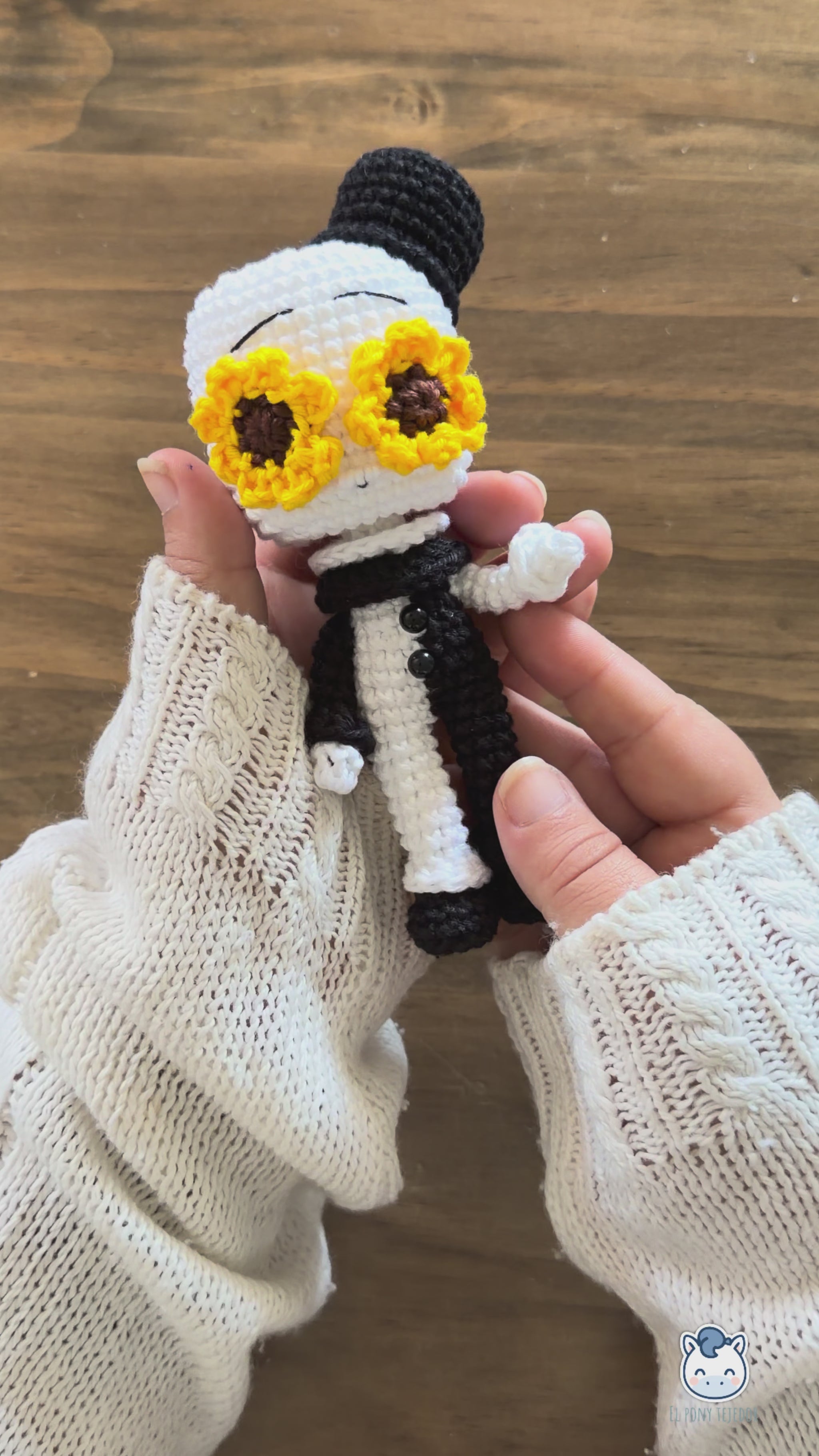 Amigurumi de Art the Clown inspirado en las películas Terrifier, un detallado patrón de crochet en PDF con el icónico payaso de terror, su traje blanco y negro y su girasol.