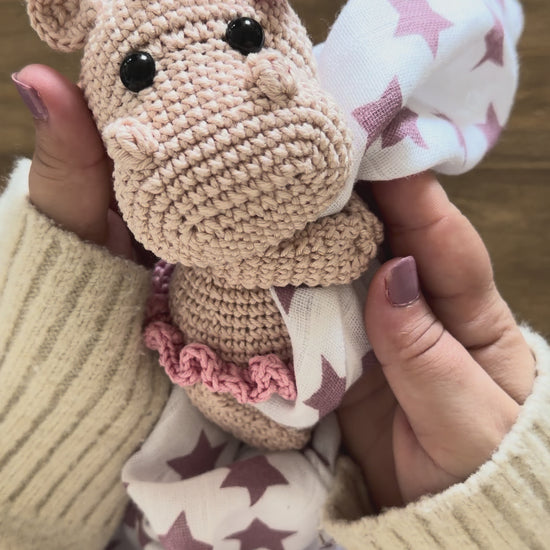 Pack amigurumi hipopótamo bebé hecho a mano con sonajero, doudou con muselina y chupetero a juego, un patrón de ganchillo ideal para regalos de recién nacido y accesorios handmade de bebé.