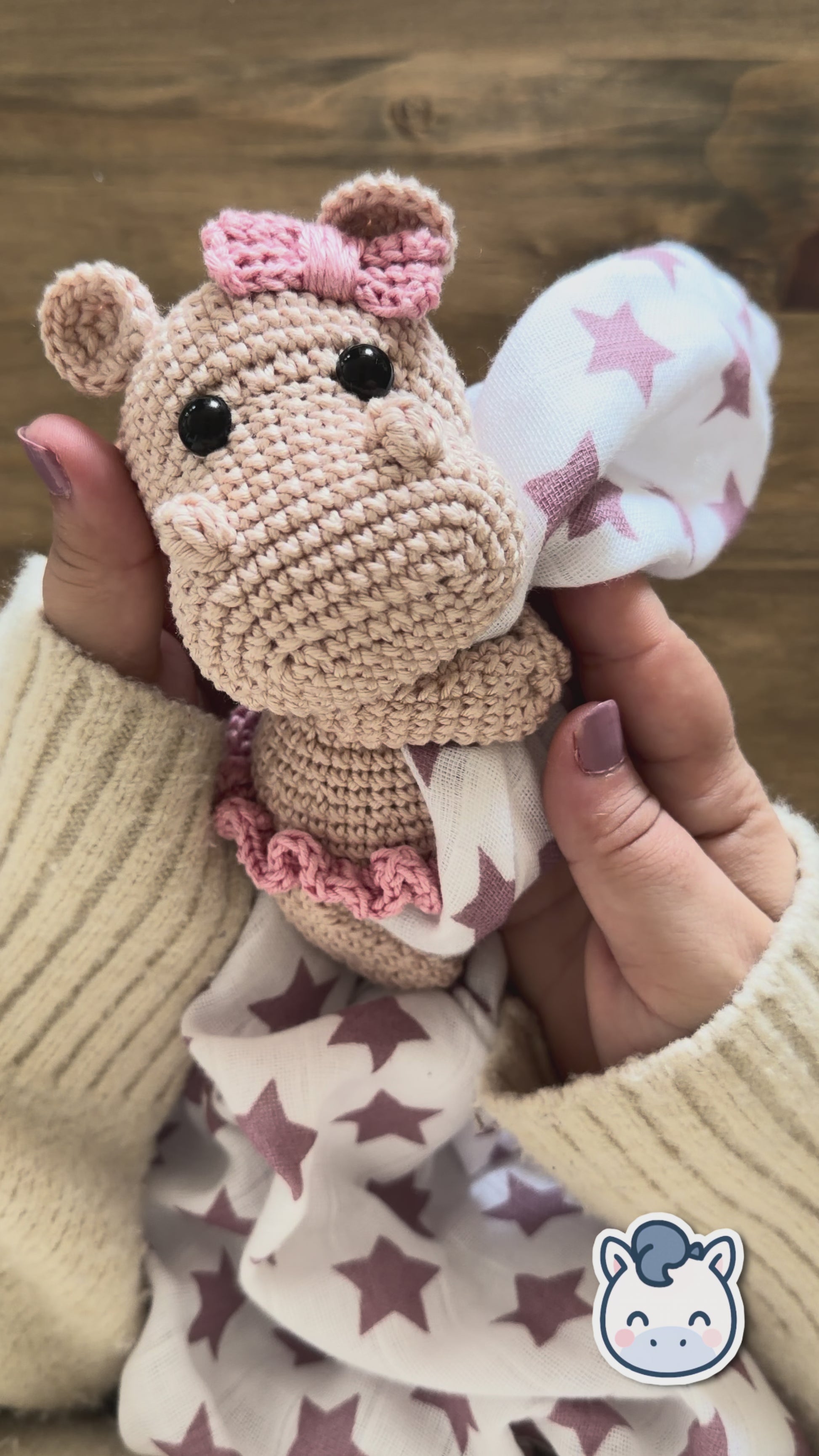 Pack amigurumi hipopótamo bebé hecho a mano con sonajero, doudou con muselina y chupetero a juego, un patrón de ganchillo ideal para regalos de recién nacido y accesorios handmade de bebé.