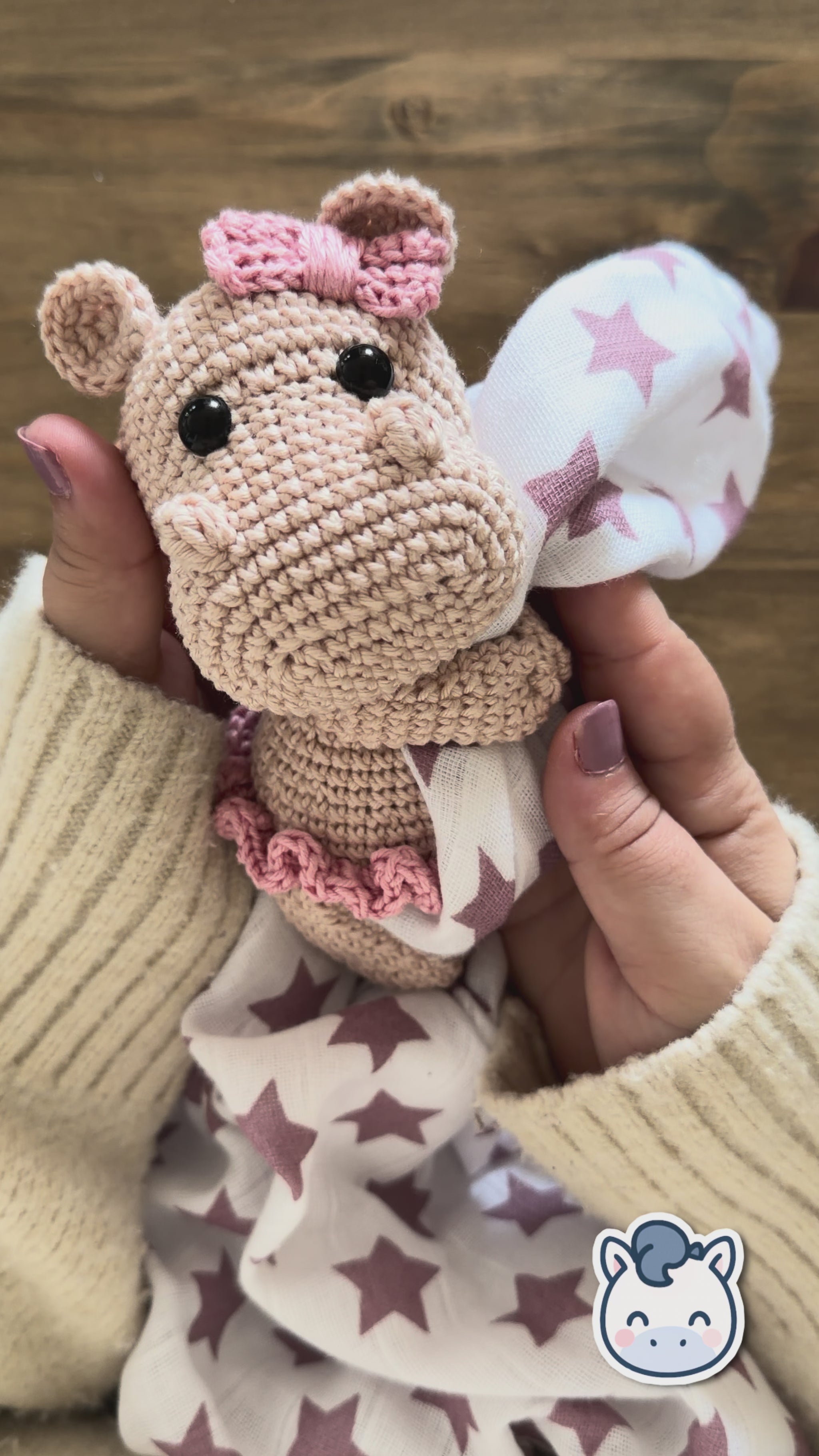 Pack amigurumi hipopótamo bebé hecho a mano con sonajero, doudou con muselina y chupetero a juego, un patrón de ganchillo ideal para regalos de recién nacido y accesorios handmade de bebé.