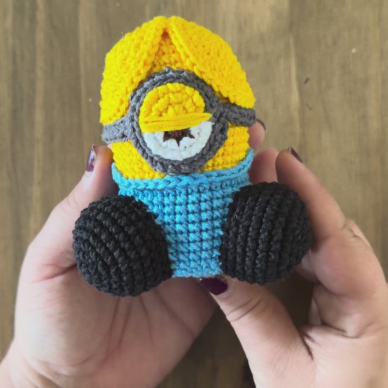Peluche de Minion hecho a mano a crochet, inspirado en los personajes de Gru Mi Villano Favorito. Muñeco artesanal tejido con hilo 100% algodón, con sus características gafas y colores originales. Regalo perfecto para fans del cine de animación, coleccionistas y amantes de los amigurumis.