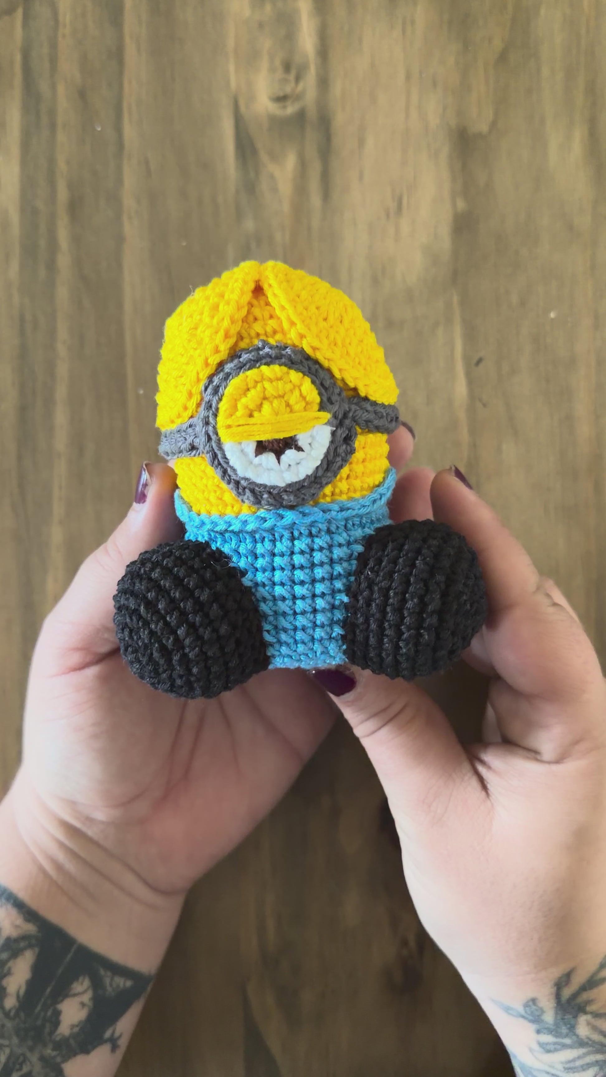 Peluche de Minion hecho a mano a crochet, inspirado en los personajes de Gru Mi Villano Favorito. Muñeco artesanal tejido con hilo 100% algodón, con sus características gafas y colores originales. Regalo perfecto para fans del cine de animación, coleccionistas y amantes de los amigurumis.