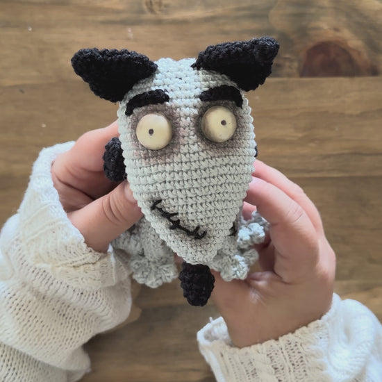 Amigurumi de Frankenweenie inspirado en Tim Burton, un patrón de crochet adorable y spooky perfecto para fans del cine gótico, Halloween y los muñecos estilo geek y handmade.