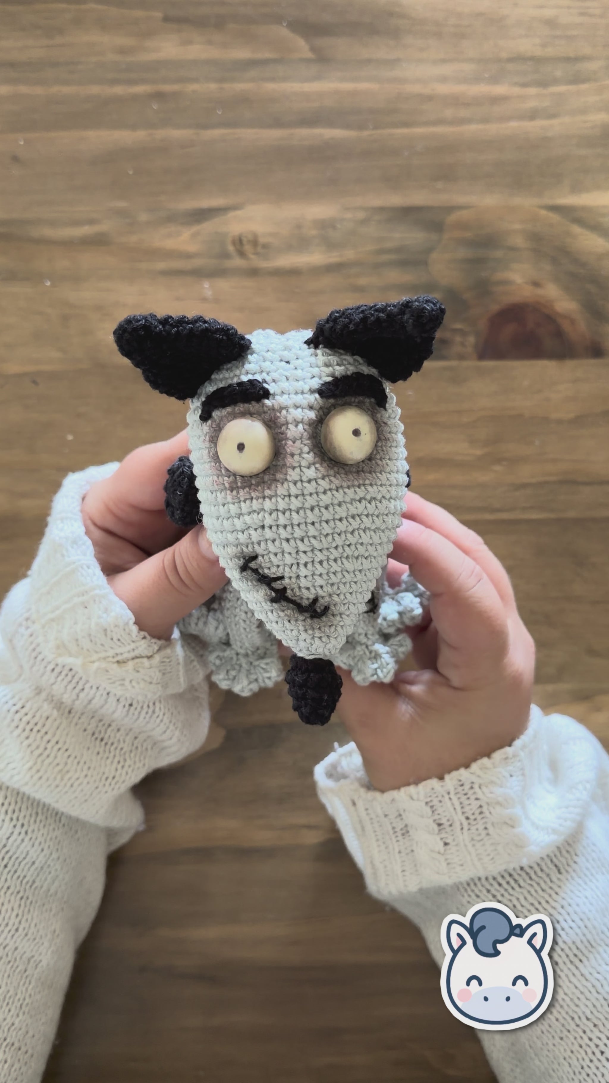 Amigurumi de Frankenweenie inspirado en Tim Burton, un patrón de crochet adorable y spooky perfecto para fans del cine gótico, Halloween y los muñecos estilo geek y handmade.