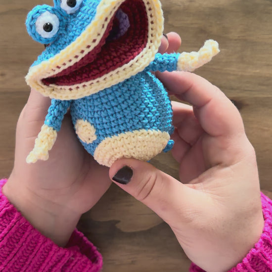 Amigurumi Globox tejido a mano inspirado en Rayman, muñeco azul de crochet con diseño kawaii y estilo geek, patrón PDF ideal para fans de los videojuegos clásicos y coleccionistas | Handmade Globox amigurumi inspired by Rayman, blue crochet character with a cute geek design, perfect PDF pattern for video game fans and Funko-style plush lovers