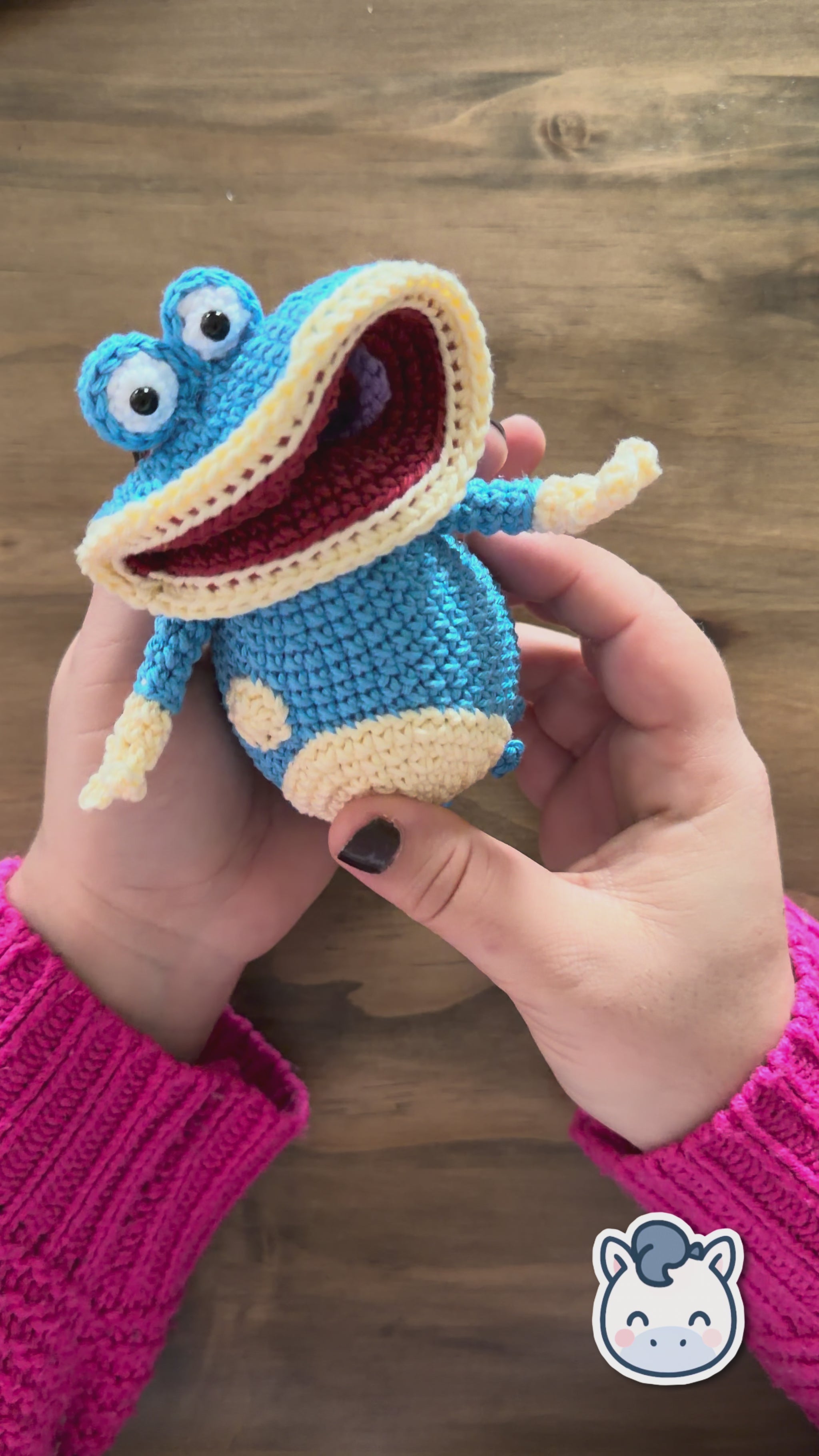 Amigurumi Globox tejido a mano inspirado en Rayman, muñeco azul de crochet con diseño kawaii y estilo geek, patrón PDF ideal para fans de los videojuegos clásicos y coleccionistas | Handmade Globox amigurumi inspired by Rayman, blue crochet character with a cute geek design, perfect PDF pattern for video game fans and Funko-style plush lovers