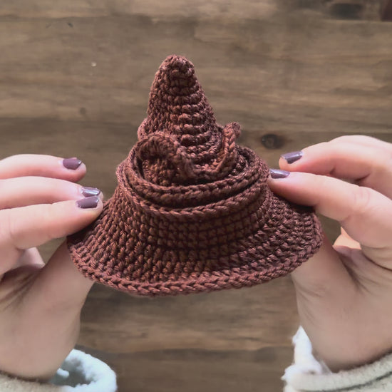 Peluche del Sombrero Seleccionador hecho a mano a crochet, inspirado en Harry Potter. Amigurumi tejido con hilo 100% algodón, con detalles cuidadosamente elaborados. Regalo perfecto para fans del mundo mágico, coleccionistas y amantes de la fantasía.