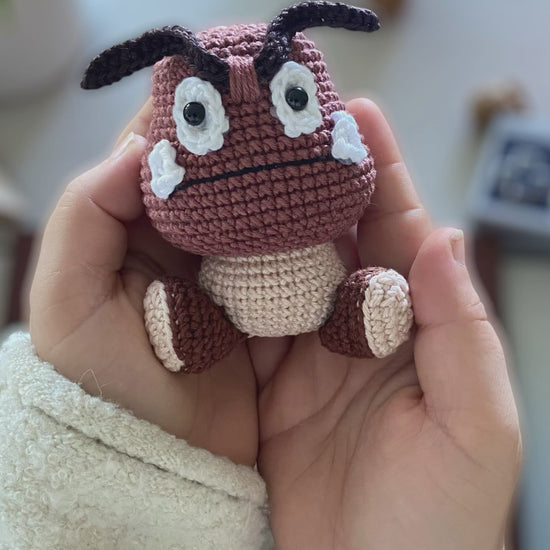 Handmade Goomba amigurumi inspired by Nintendo’s Super Mario Bros, soft crochet plush perfect for Mushroom Kingdom fans and collectors. Artisan plush toy by El Pony Tejedor.