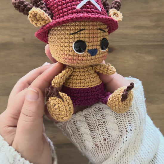 Colección de amigurumis de los Piratas del Sombrero de Paja de One Piece con Luffy, Zoro, Sanji, Nami, Usopp y Chopper. Patrón de crochet inspirado en el famoso anime y manga, perfecto para coleccionistas, fans del anime y amantes de los muñecos estilo Funko.