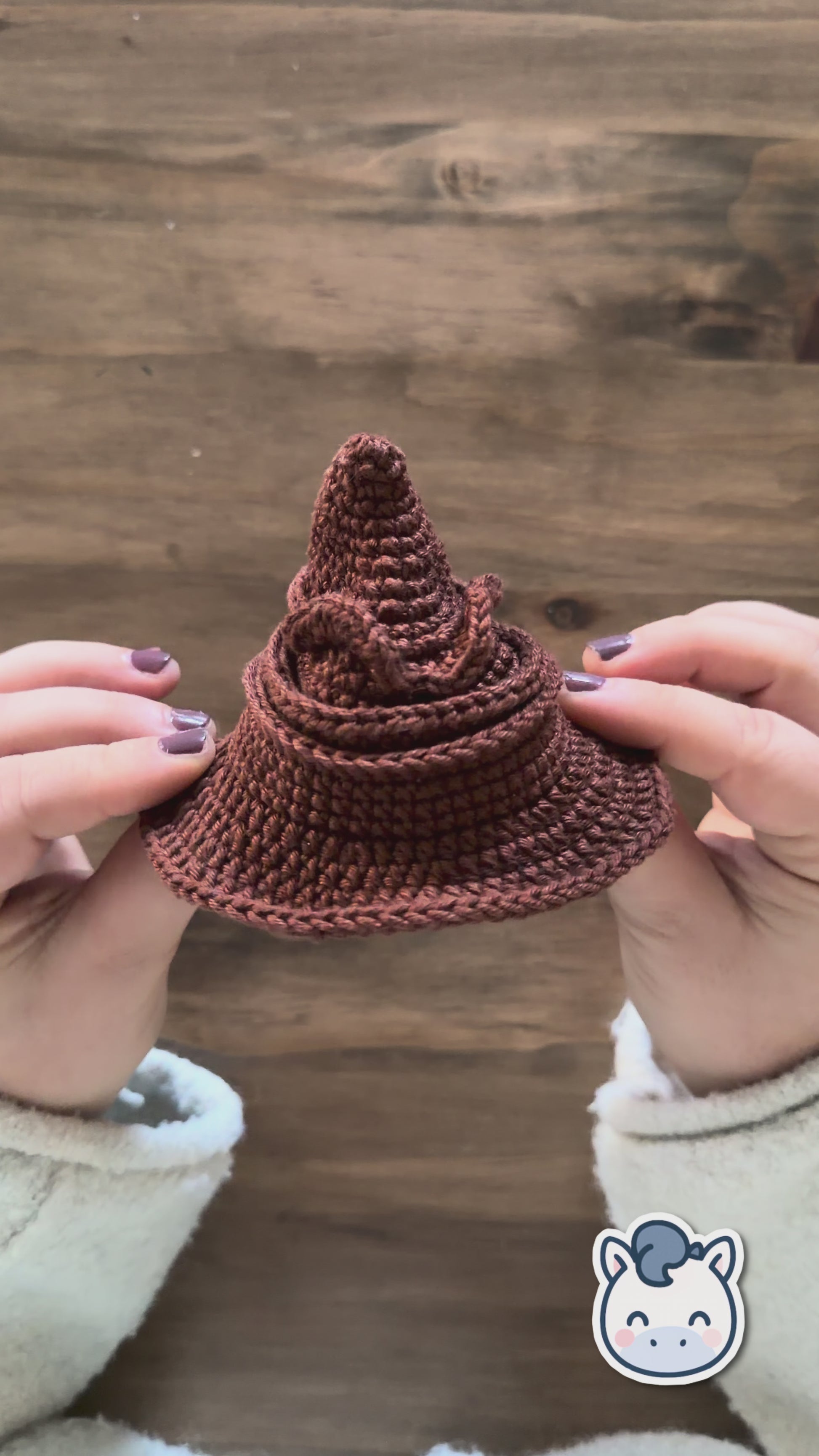 Handmade Sorting Hat amigurumi inspired by a magical wizard universe, a geek crochet pattern PDF perfect for fantasy fans and handmade amigurumi lovers | Amigurumi del Sombrero Seleccionador inspirado en un universo mágico, patrón de ganchillo ideal para fans de la fantasía y del crochet artesanal