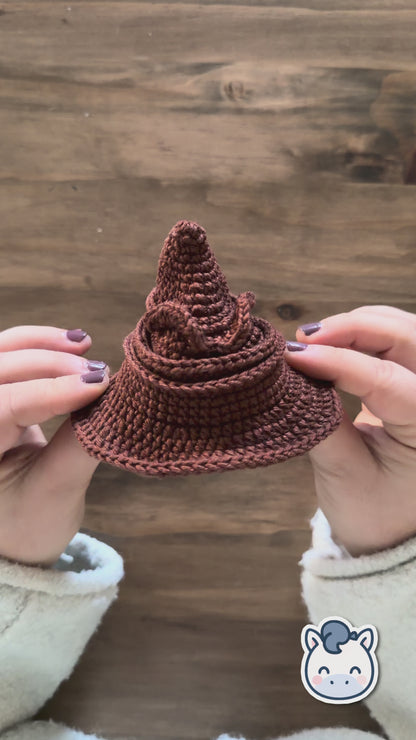 Handmade Sorting Hat amigurumi inspired by a magical wizard universe, a geek crochet pattern PDF perfect for fantasy fans and handmade amigurumi lovers | Amigurumi del Sombrero Seleccionador inspirado en un universo mágico, patrón de ganchillo ideal para fans de la fantasía y del crochet artesanal