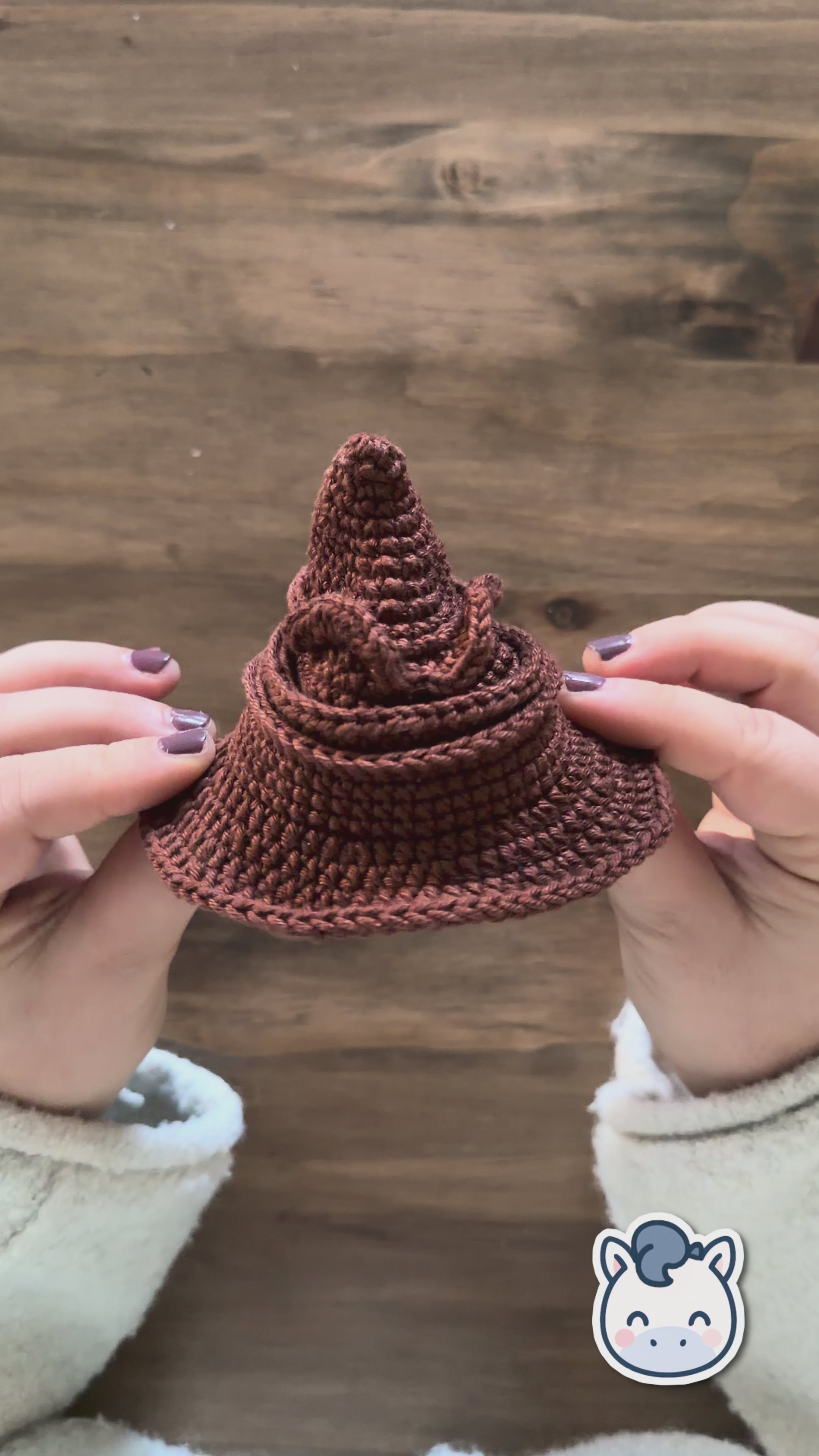Handmade Sorting Hat amigurumi inspired by a magical wizard universe, a geek crochet pattern PDF perfect for fantasy fans and handmade amigurumi lovers | Amigurumi del Sombrero Seleccionador inspirado en un universo mágico, patrón de ganchillo ideal para fans de la fantasía y del crochet artesanal