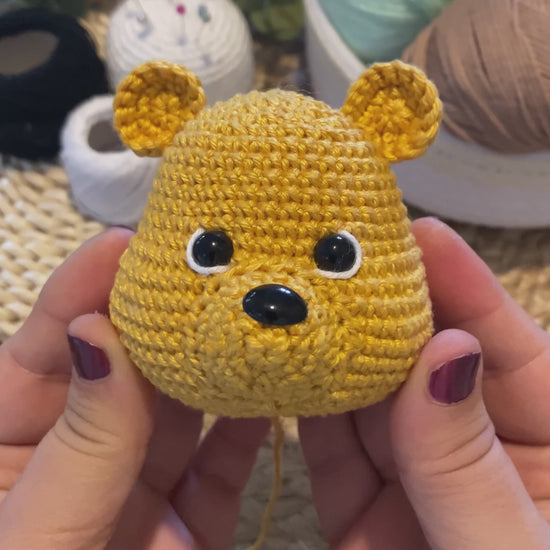 Patrón de ganchillo Amigurumi de Winnie the Pooh con camiseta roja, tejido a mano con hilo de algodón, diseño clásico y estilo kawaii.