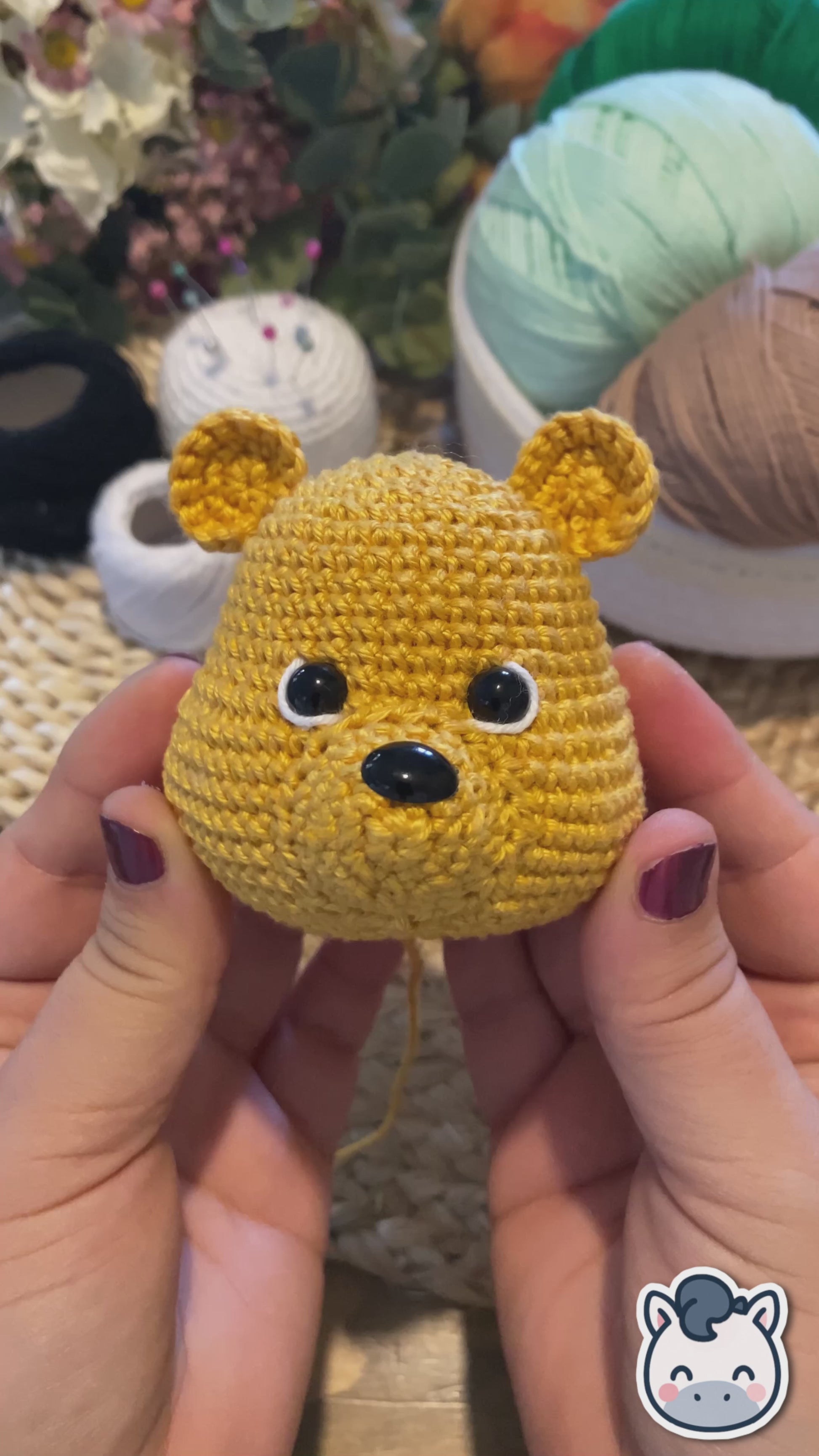 Patrón de ganchillo Amigurumi de Winnie the Pooh con camiseta roja, tejido a mano con hilo de algodón, diseño clásico y estilo kawaii.