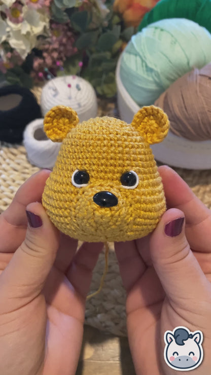 Patrón de ganchillo Amigurumi de Winnie the Pooh con camiseta roja, tejido a mano con hilo de algodón, diseño clásico y estilo kawaii.