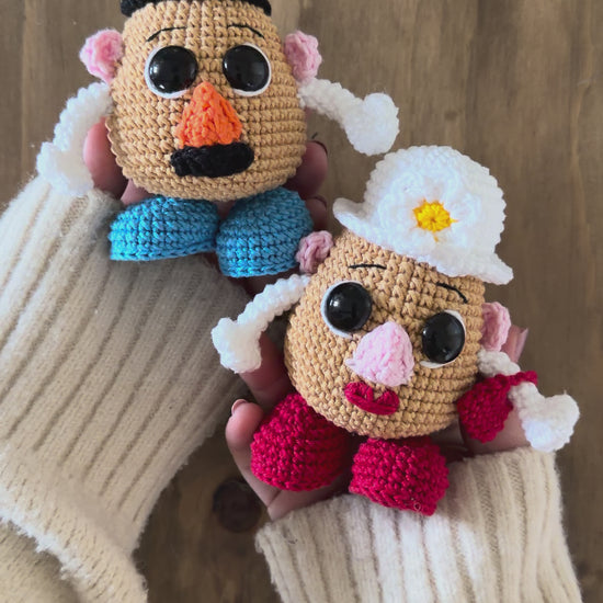 Amigurumi de Mr y Mrs Potato Head inspirado en Toy Story, un patrón de ganchillo cute y geek perfecto para fans de Pixar y coleccionistas estilo Funko.